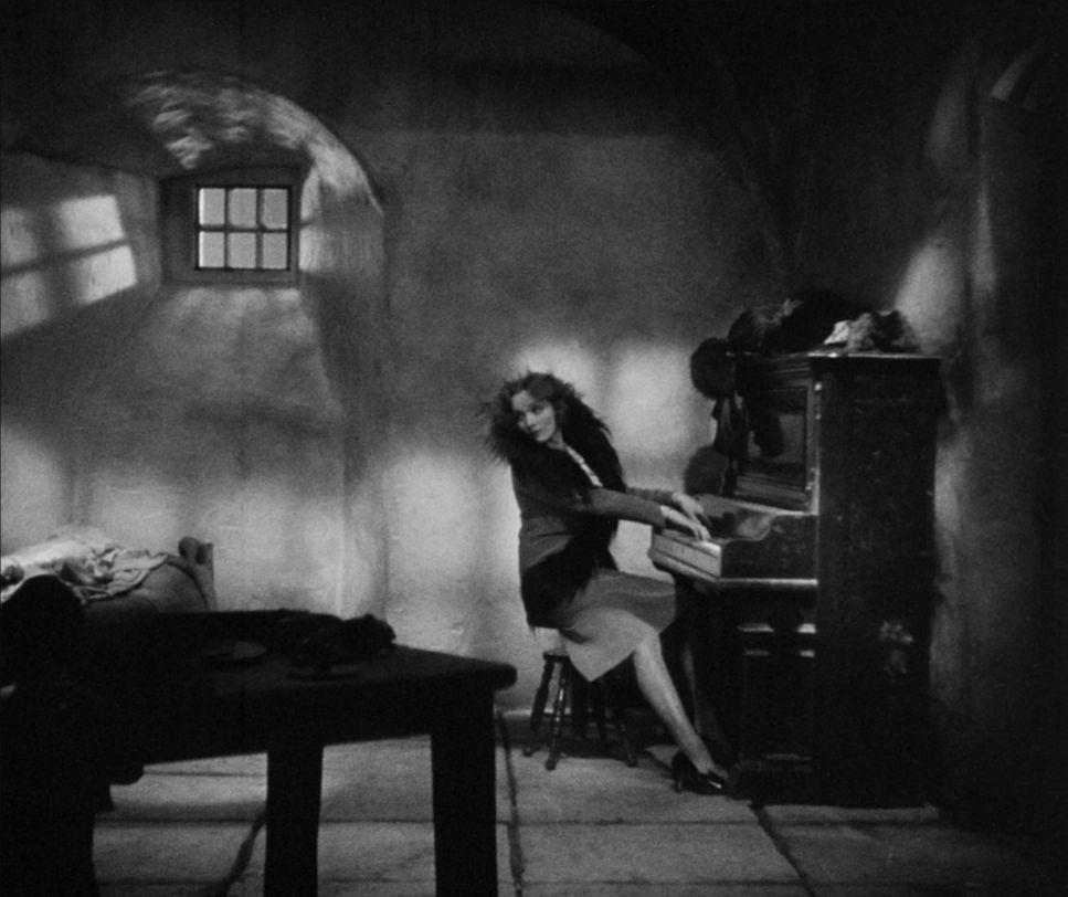 Chiaroscuro in Dishonored (1931)