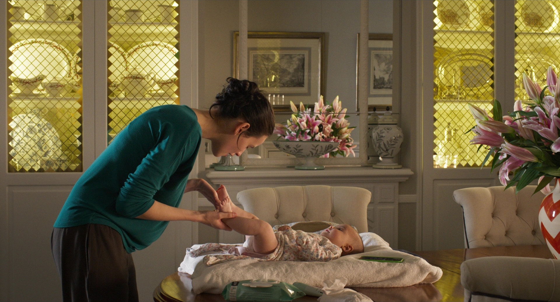 Mixed Lighting in Parallel Mothers (2021)