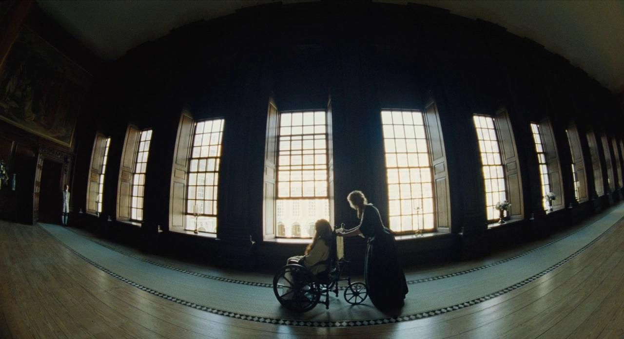 Lens Distortion in The Favourite (2018) (curved corridor)