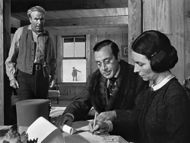Depth of Field in Citizen Kane (1941) (child through the window)