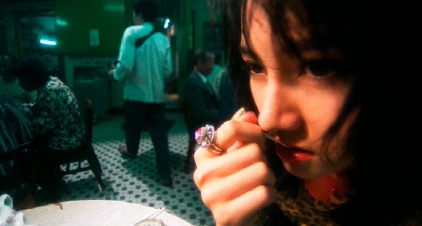 Lens Distortion in Fallen Angels (1995) (stretched café space)