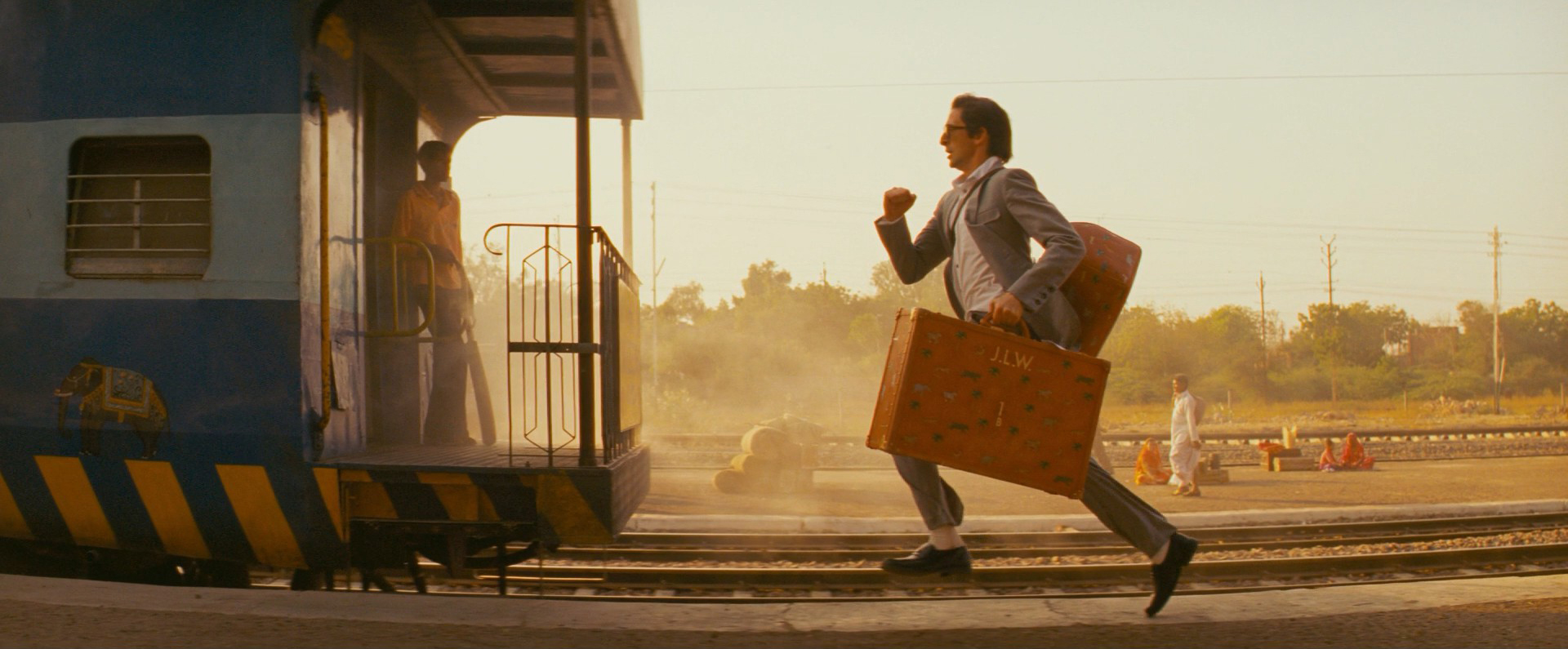 Long Shot (Wide Shot) in The Darjeeling Limited (2007)