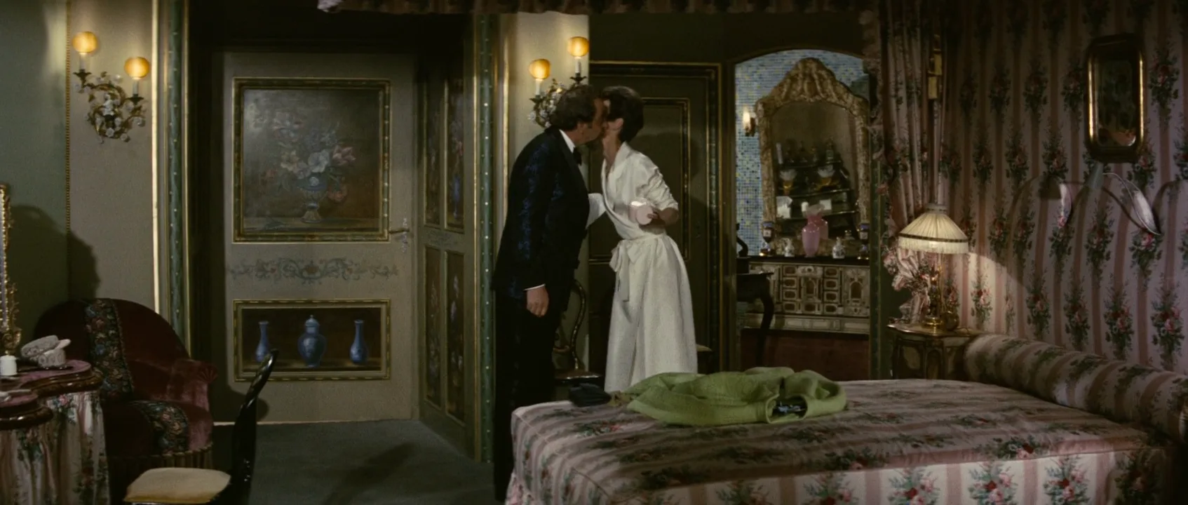 Set Design in How to Steal a Million (1966)
