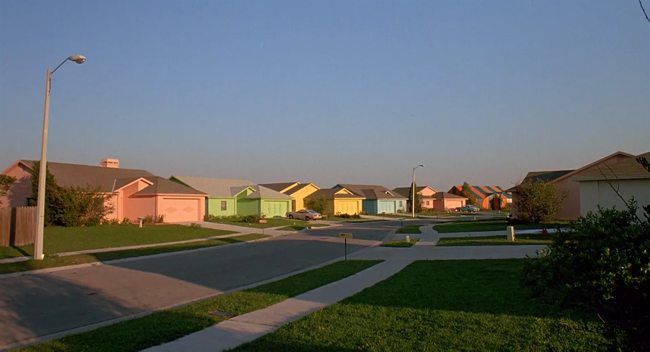 Extreme Long Shot in Edward Scissorhands (1990)