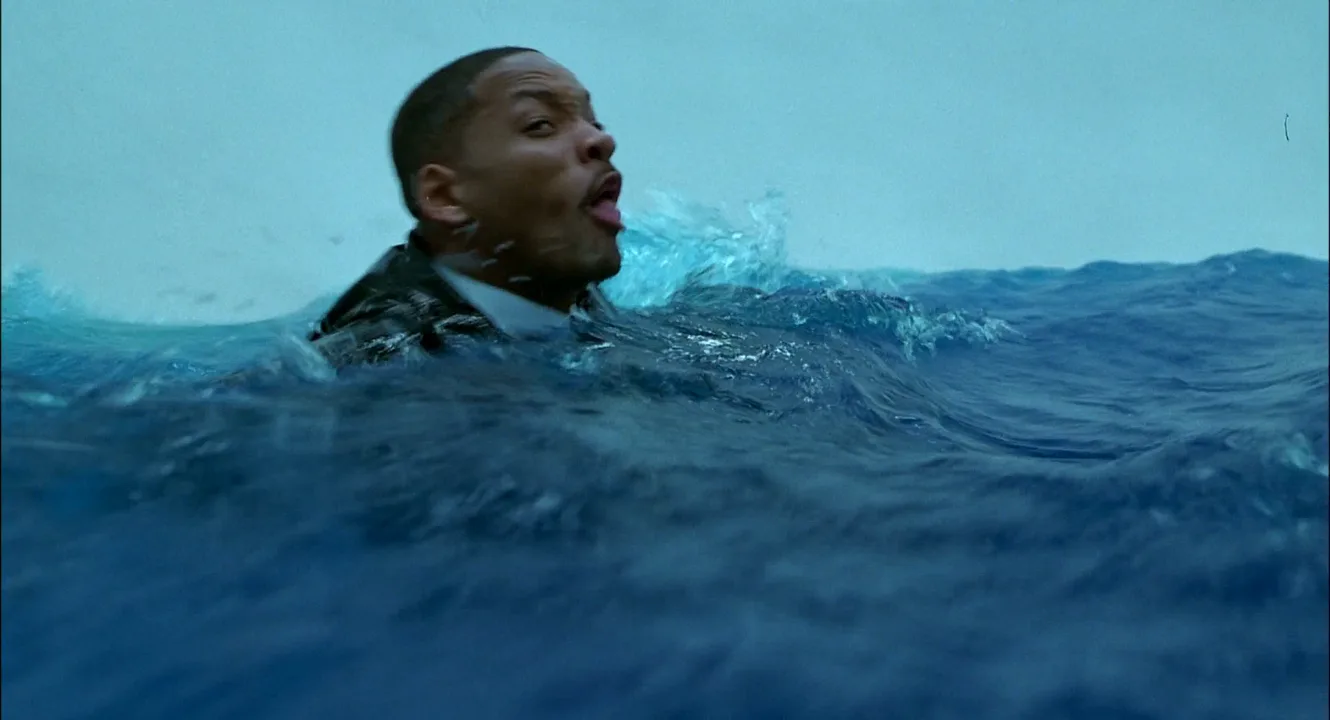 Ground-Level Shot in Men in Black II (2002)