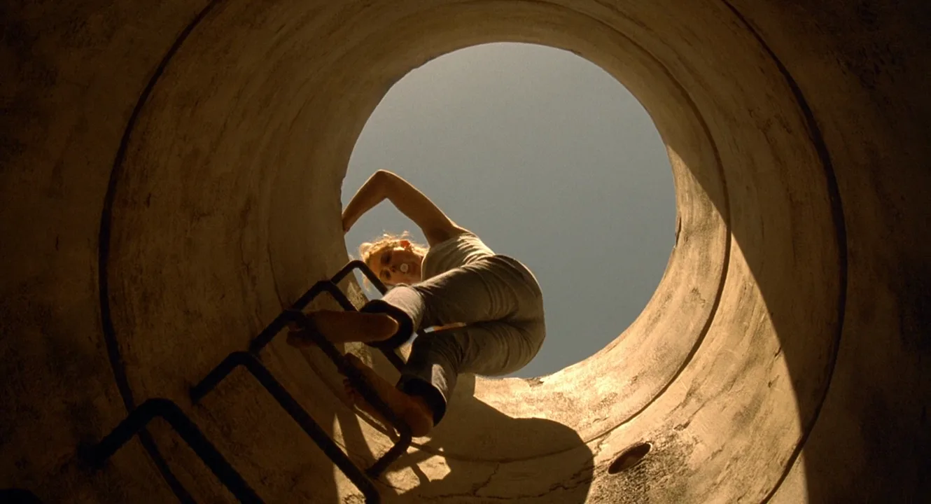 Worm's-Eye View in Erin Brockovich (2000)