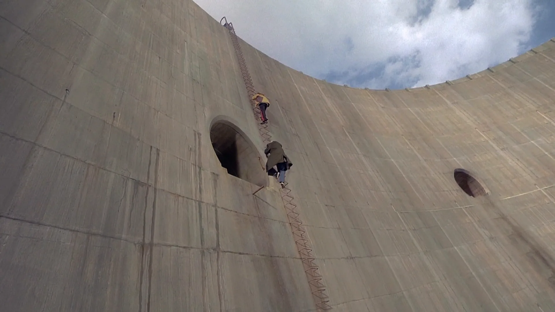 Worm's-Eye View in Jay and Silent Bob Strike Back (2001)