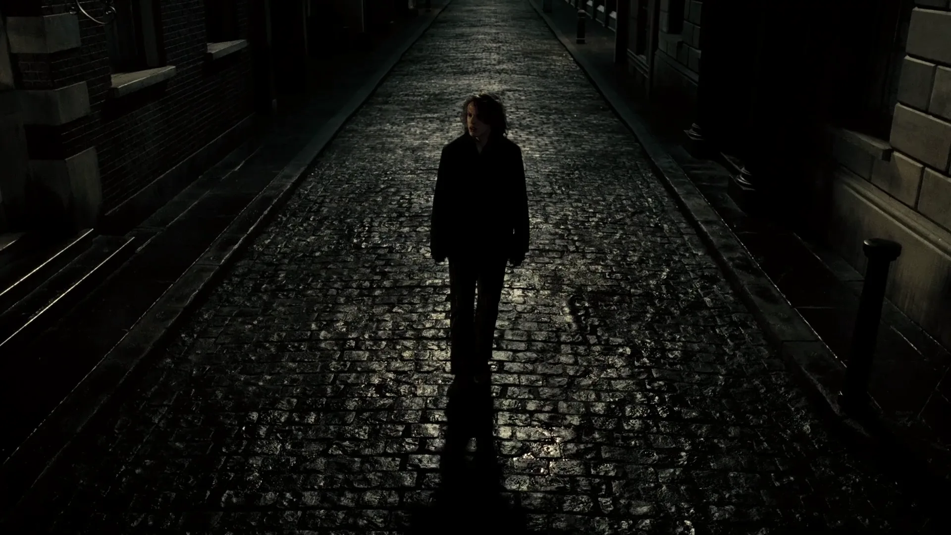 Long Shot (Wide Shot) in Sweeney Todd: The Demon Barber of Fleet Street (2007)