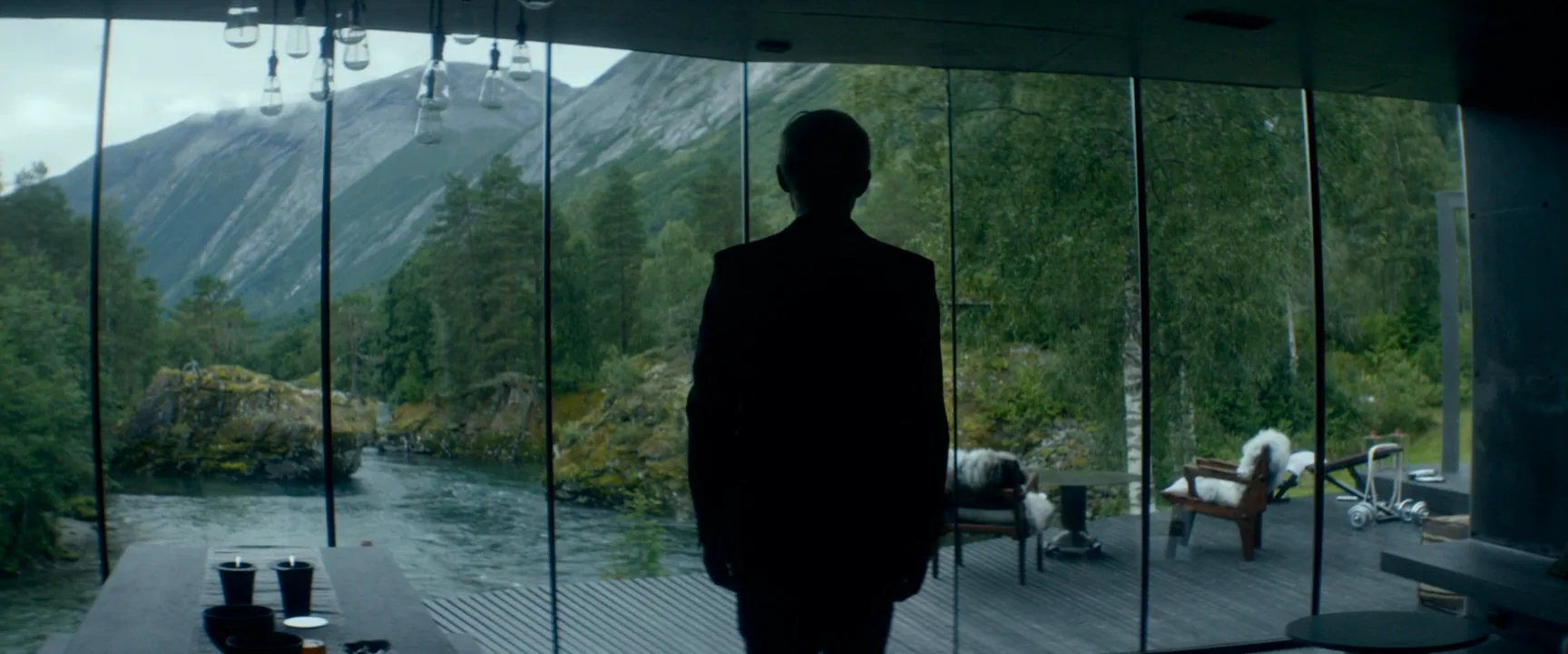 Juxtaposition in Film in Ex Machina (2015)