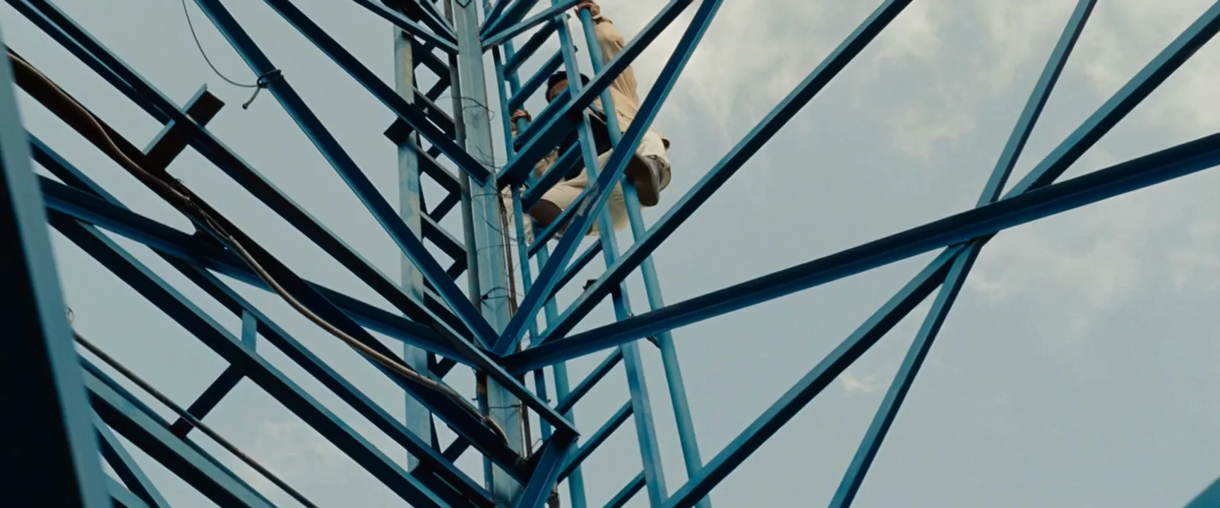 Worm's-Eye View in The Bourne Legacy (2012)