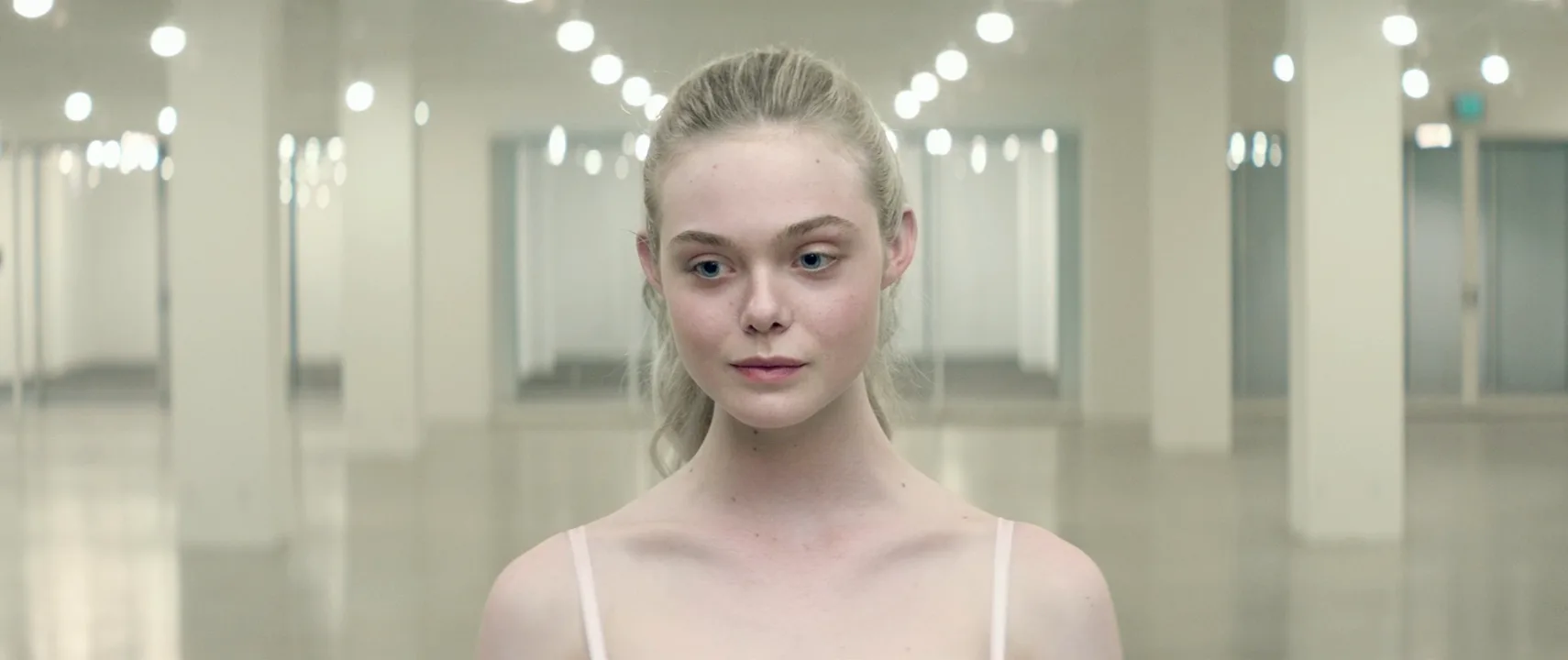 Symmetrical Composition in The Neon Demon (2016)
